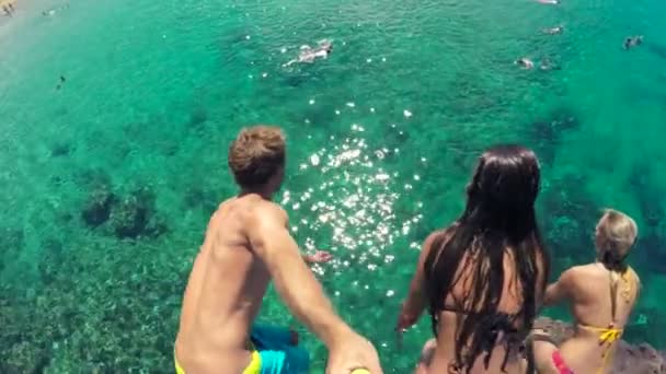 POV Gopro Hd Slow Motion grupp vänner hoppa från klippa i havet i Hawaii. — Stockvideo