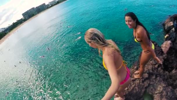 POV Gopro Hd zpomalené skupina dívek v bikinách skokem z útesu do moře na Havaji. — Stock video