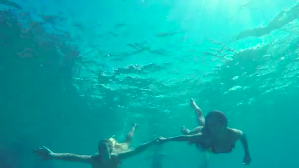 Schöne junge Frauen schwimmen in Bikinis unter Wasser. Luxusurlaube. Lebensstil mit Sommerspaß. — Stockvideo