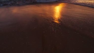 Beutiful Sandy Beach Sunset. Kumdan Gün Batımına Pan'ı Gösterme