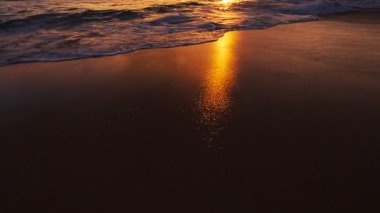 Beutiful Sandy Beach Sunset. Kumdan Gün Batımına Pan'ı Gösterme