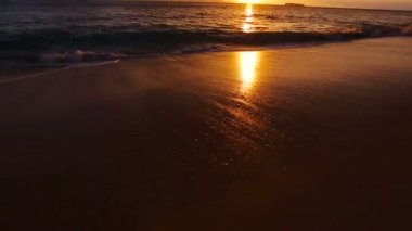 Güzel Bir Sandy Beach Sunset nazik Sörf Tatili.