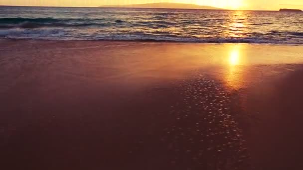 Vacker sandstrand solnedgång. Avslöjande panorera upp från sand till solnedgång — Stockvideo