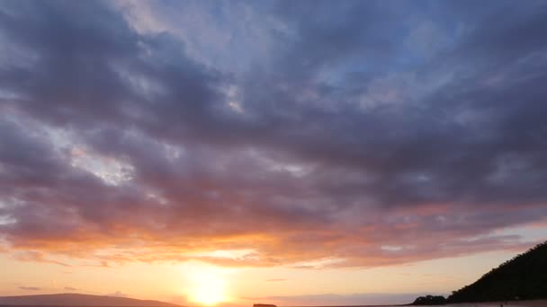 Hermoso atardecer en Sandy Beach. Revelando el Pan de Nubes al Sol — Vídeos de Stock