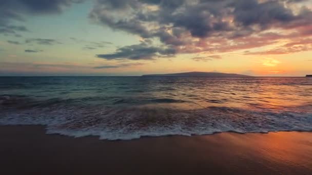 Hermosa playa puesta del sol suave revelando movimiento de panorámica aérea. Vista panorámica . — Vídeos de Stock