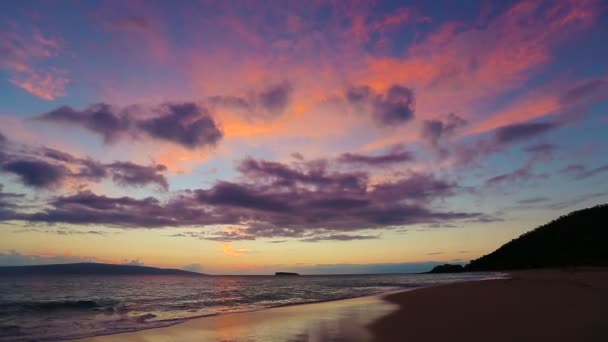 Incroyable coucher de soleil tropical. Lumière du crépuscule . — Video