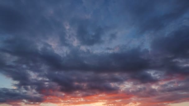 美しいサンディビーチサンセット。雲から太陽へのパンを明らかにする — ストック動画