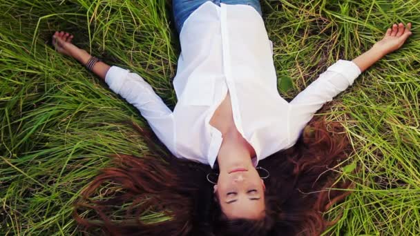 Gyönyörű lány feküdt a réten és Dreaming. Élvezze a természetet. — Stock videók