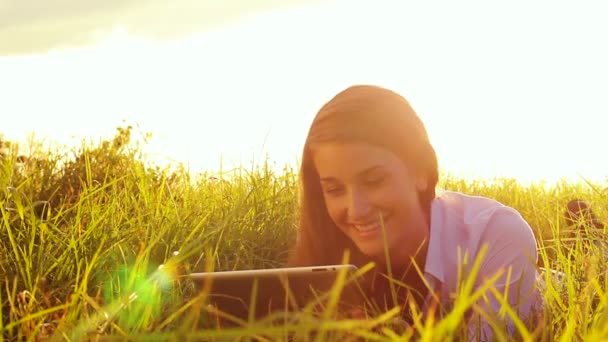 Девушка с сенсорным экраном планшетного компьютера. Закат света на открытом воздухе в природе . — стоковое видео