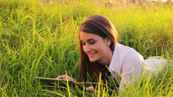 Giovane donna lettura libro al di fuori nella natura — Video Stock