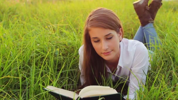 Νεαρή γυναίκα ανάγνωση βιβλίο έξω στη φύση — Αρχείο Βίντεο