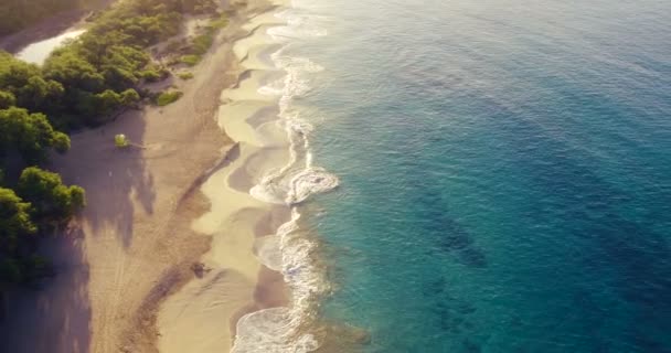 4K flyg flygning över vit sandstrand och vackra blå havet. Fantastisk soluppgång över tropiskt landskap. — Stockvideo