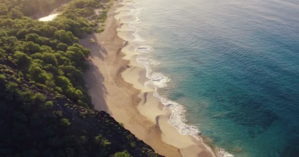 ホワイトサンディビーチと美しい青い海の上の4k空中飛行。熱帯の風景の上に素晴らしい日の出. — ストック動画