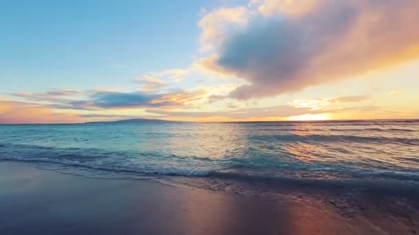 Tramonto tropicale sulla spiaggia. Motion Steadicam Rivelazione liscia — Video Stock