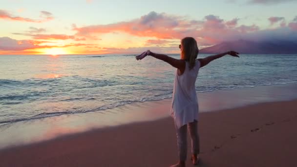 Mooie oudere vrouw genieten van een zonsondergang op het strand lopen. — Stockvideo