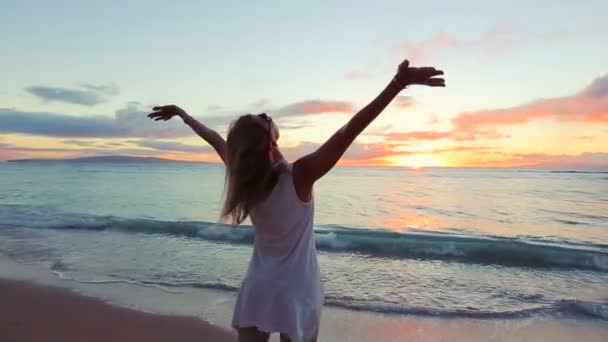 幸福的成熟女人，享受日落走在沙滩上. — 图库视频影像
