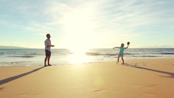 Padre insegna Figlio a gettare il calcio — Video Stock