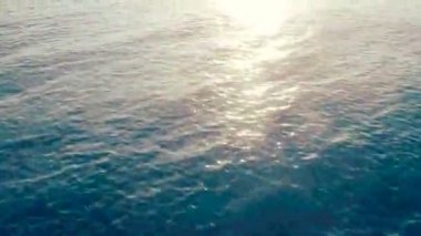 Gün batımı ışık kırma anteni üzerinde okyanus dalgalarının