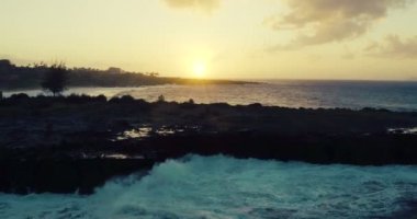 Gün batımı ışık kırma anteni üzerinde okyanus dalgalarının