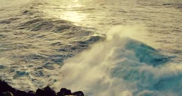 Ondas aéreas sobre o oceano que quebram na luz do por do sol — Vídeo de Stock