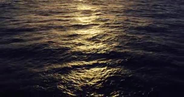 Antenne Over oceaan golven breken in Sunset licht — Stockvideo