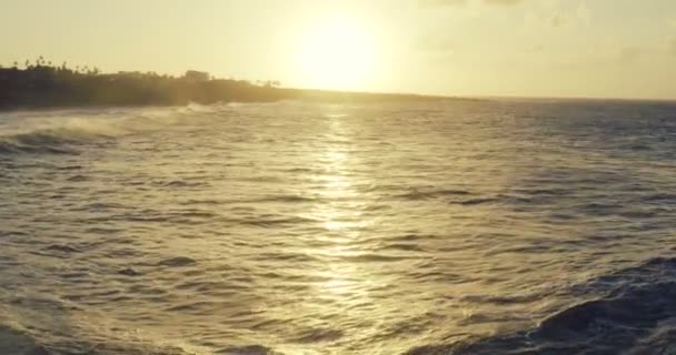 Antenna sopra l'oceano onde che si infrangono nel tramonto chiaro — Video Stock