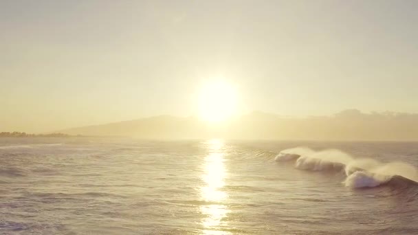 Антени над океанських хвиль порушення у заході сонця світлі — стокове відео