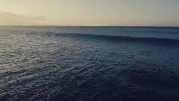 Antenne Over oceaan golven breken in Sunset licht — Stockvideo