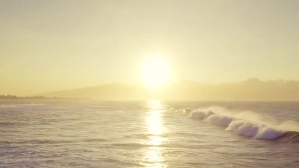 Ondas aéreas sobre el océano rompiendo la luz del atardecer — Vídeo de stock