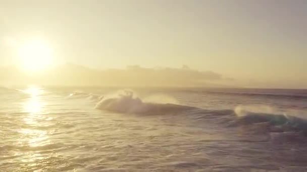 Ondas aéreas sobre el océano rompiendo la luz del atardecer — Vídeo de stock