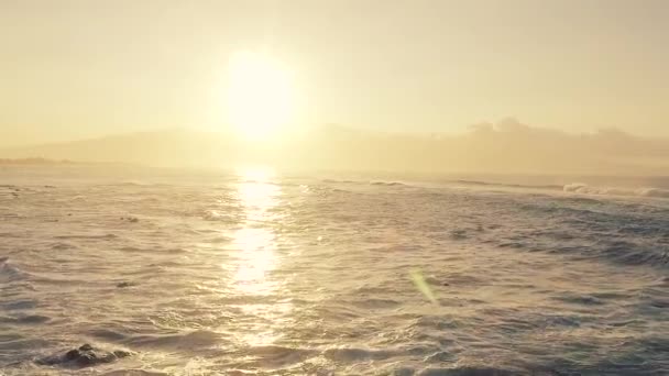 Antenna át óceán hullámai törés a naplemente fény — Stock videók