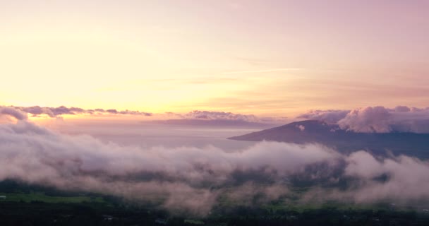 Volando sobre nubes al atardecer — Vídeo de stock