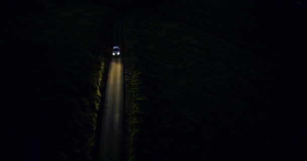 Phares de voiture Conduire dans le noir la nuit. Vue Aérienne D'en Haut — Video