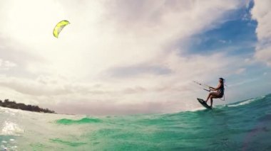 Genç kadın Kitesurfing Okyanusu. Yaz eğlenceli doğa sporları.