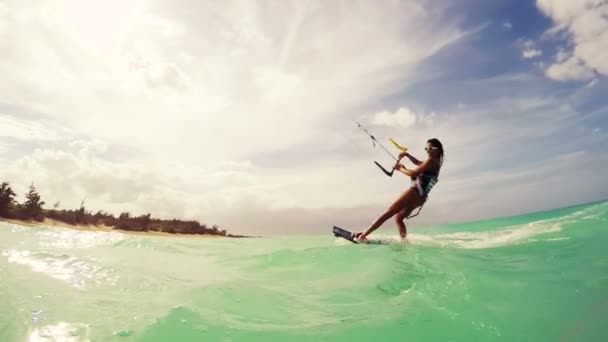 Κορίτσι Kite Boarding στο μπικίνι. Extreme Sport καλοκαίρι σε αργή κίνηση. Διασκέδαση στον ωκεανό. — Αρχείο Βίντεο
