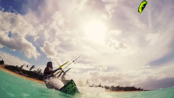 Kite Boarding em Bikini. Desporto de Verão Extremo em Movimento Lento — Vídeo de Stock