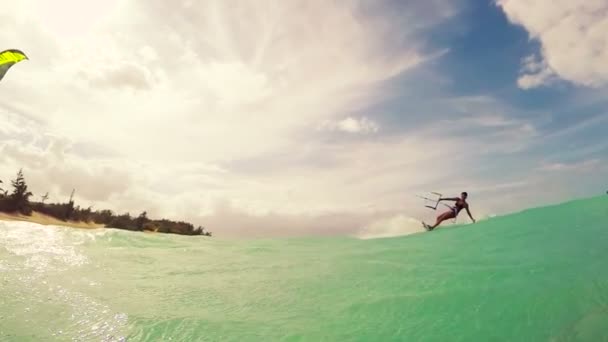 Dziewczyna Kite Boarding w Bikini. Sport ekstremalny lato w zwolnionym tempie. Zabawa w Oceanie. — Wideo stockowe