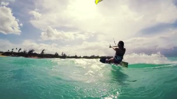 Κορίτσι Kite Boarding στο μπικίνι. Extreme Sport καλοκαίρι σε αργή κίνηση. Διασκέδαση στον ωκεανό. — Αρχείο Βίντεο