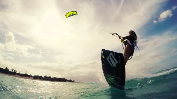 Meisje vangsten Big Air Kite Boarding. Plezier in de Oceaan. Slow Motion. — Stockvideo