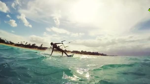 Κορίτσι Kite Boarding. Extreme Sport καλοκαίρι σε αργή κίνηση. Διασκέδαση στον ωκεανό. — Αρχείο Βίντεο