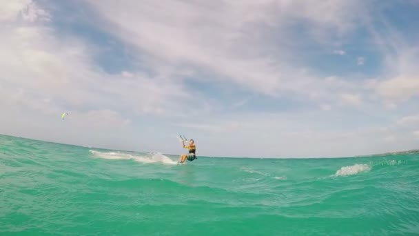 Jonge Man kitesurfen vangsten lucht Over Camera in Oceaan. — Stockvideo