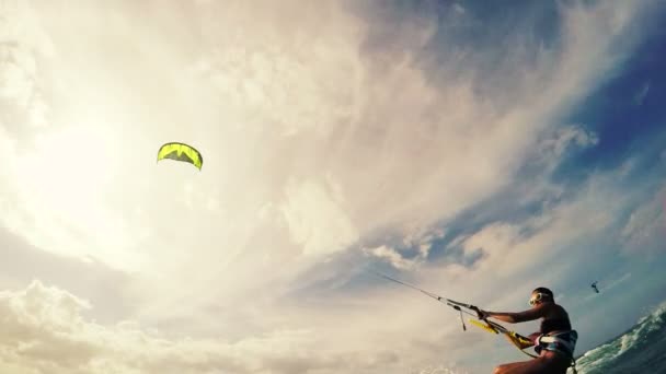 Mulher jovem Kitesurf no oceano — Vídeo de Stock