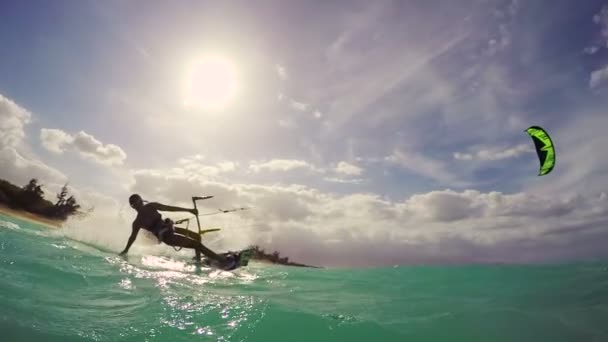 Meisje kitesurfen in Oceaan. Extreme sporten van de pret van de zomer. — Stockvideo