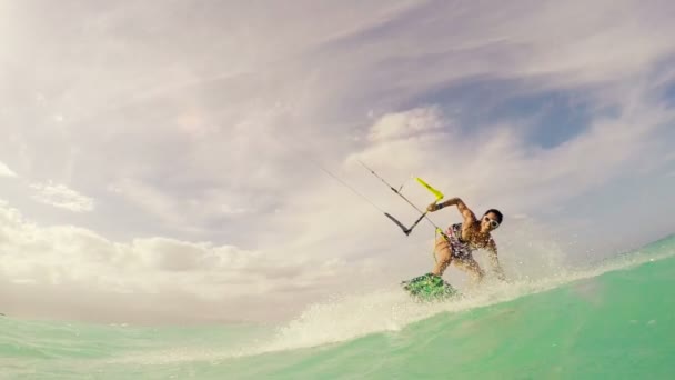Tjej i Bikini Kitesurfing i havet. Sommarnöje i havet. — Stockvideo