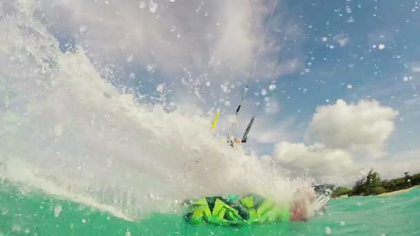 Mulher jovem Kitesurf no oceano — Vídeo de Stock