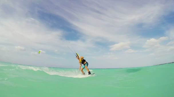 Joven Kitesurf en el océano. Deportes extremos de diversión de verano . — Vídeos de Stock