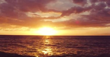 Gün batımına doğru okyanus. Düşük okyanus üzerinde dramatik canlı gün batımına doğru uçan havadan görünümü.