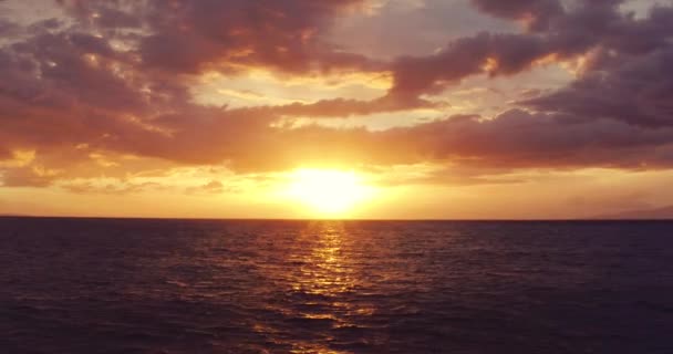 Pôr do sol no oceano. Vista aérea Voando baixo sobre o oceano no pôr do sol vibrante dramático . — Vídeo de Stock