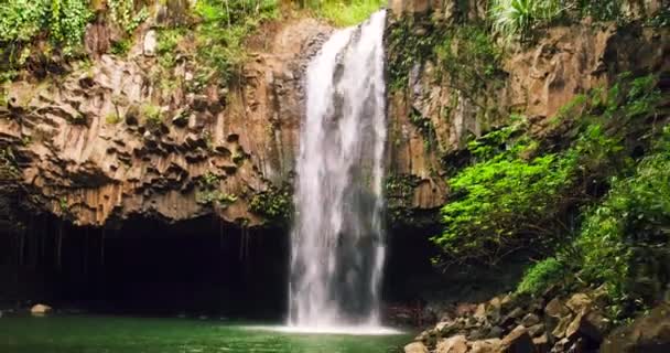 Luchtfoto van de tropische Jungle waterval — Stockvideo