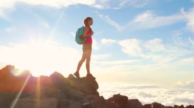 Uzun yürüyüşe çıkan kimse sırt çantası Hiking ile güneş fişekleri ile bir dağın tepesinde. Genç sağlıklı kadın macera doğa.